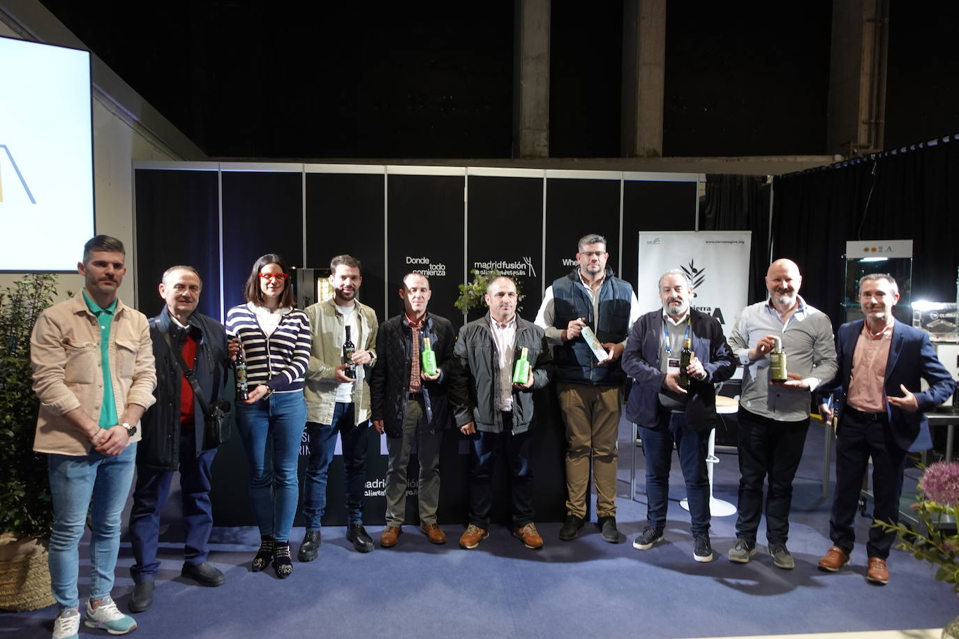Representantes de las tres cooperativas de la DO Sierra Magina con los aceites presentes en el taller.