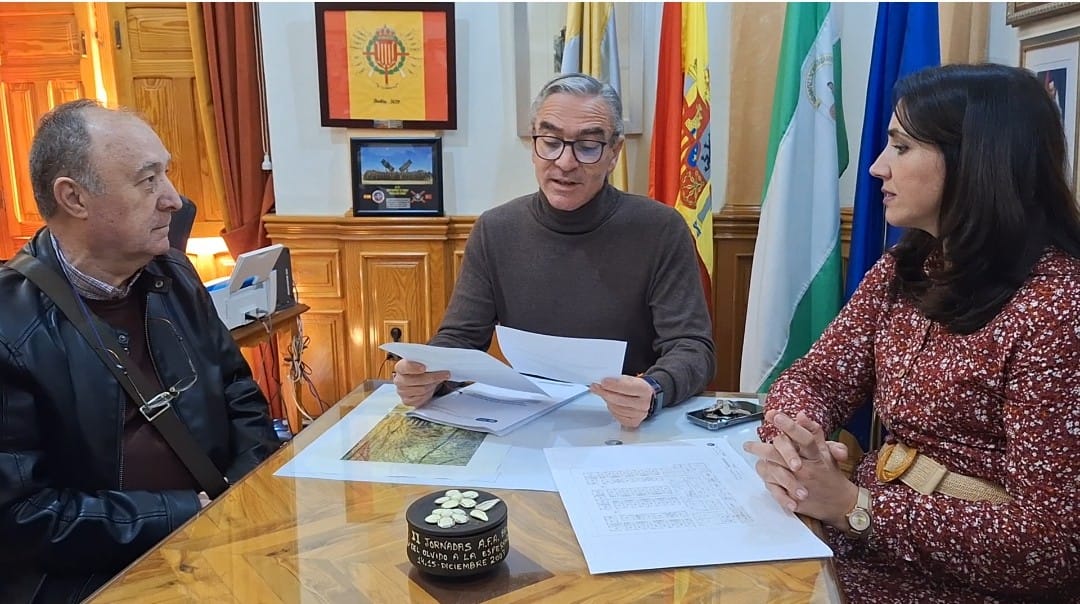 El alcalde Luis Mariano Camacho y la primera teniente de alcalde María Torres con el representante de la plataforma pro-residencia de mayores.