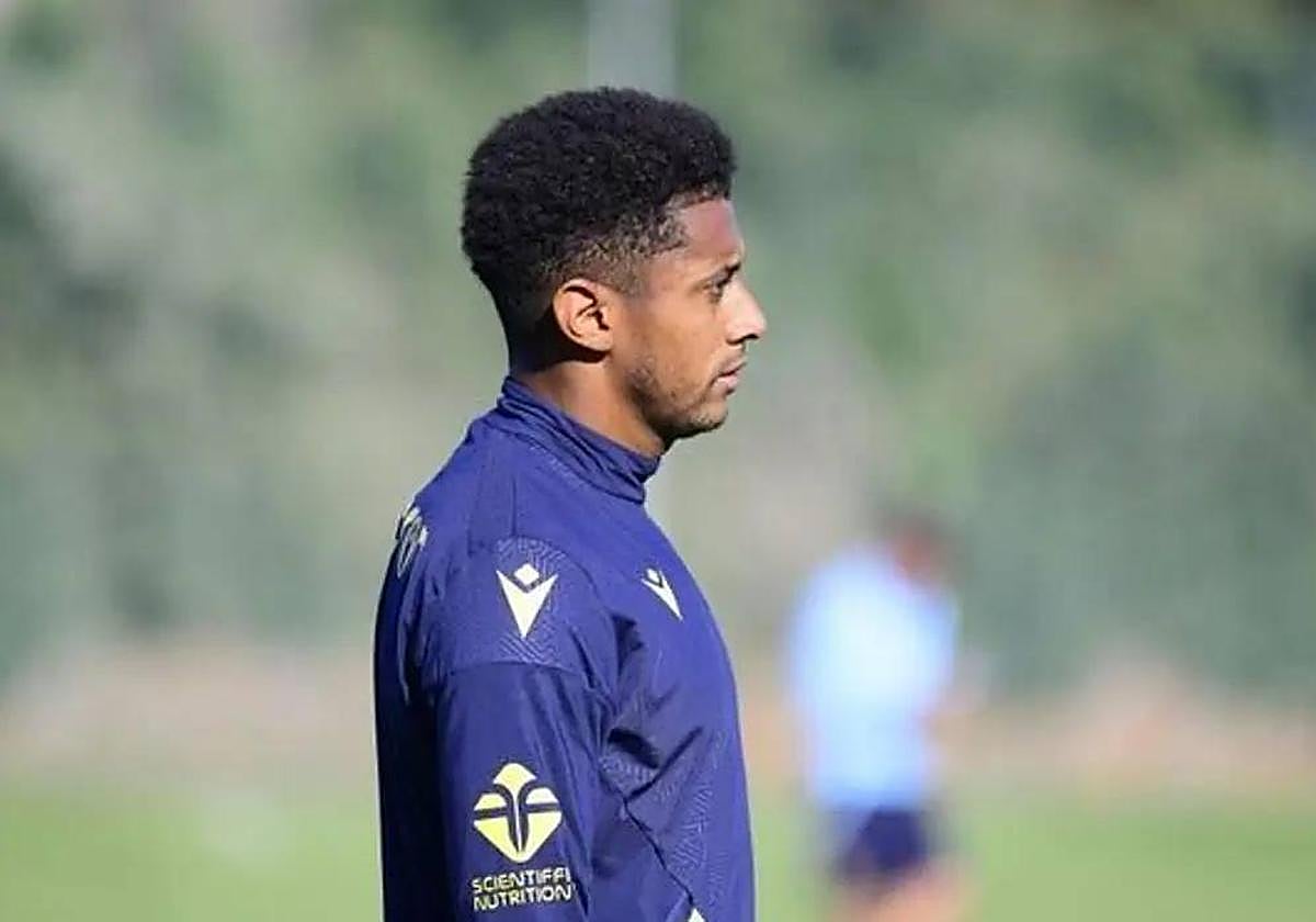 El Almería abre la pista de aterrizaje a un nuevo fichaje