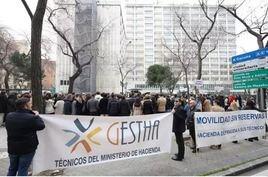 Más de 1.300 técnicos de Hacienda se concentran en seis ciudades para protestar por la crisis de movilidad que sufren.