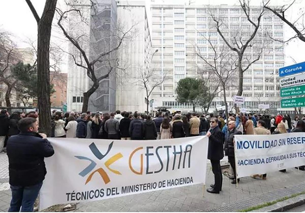 Más de 1.300 técnicos de Hacienda se concentran en seis ciudades para protestar por la crisis de movilidad que sufren.