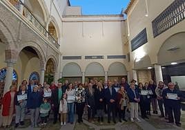 Foto de familia de premiados, participantes y representantes de la organización.