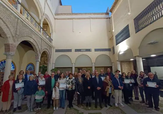 Foto de familia de premiados, participantes y representantes de la organización.