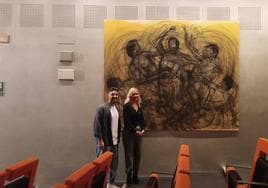 María Espejo y el artista Pedro Siratz, que ha donado un cuadro al Ayuntamiento de Jaén y se ha instalado en el Teatro Infanta Leonor.