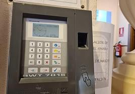 Máquina municipal para el código y, a la derecha, para la huella.