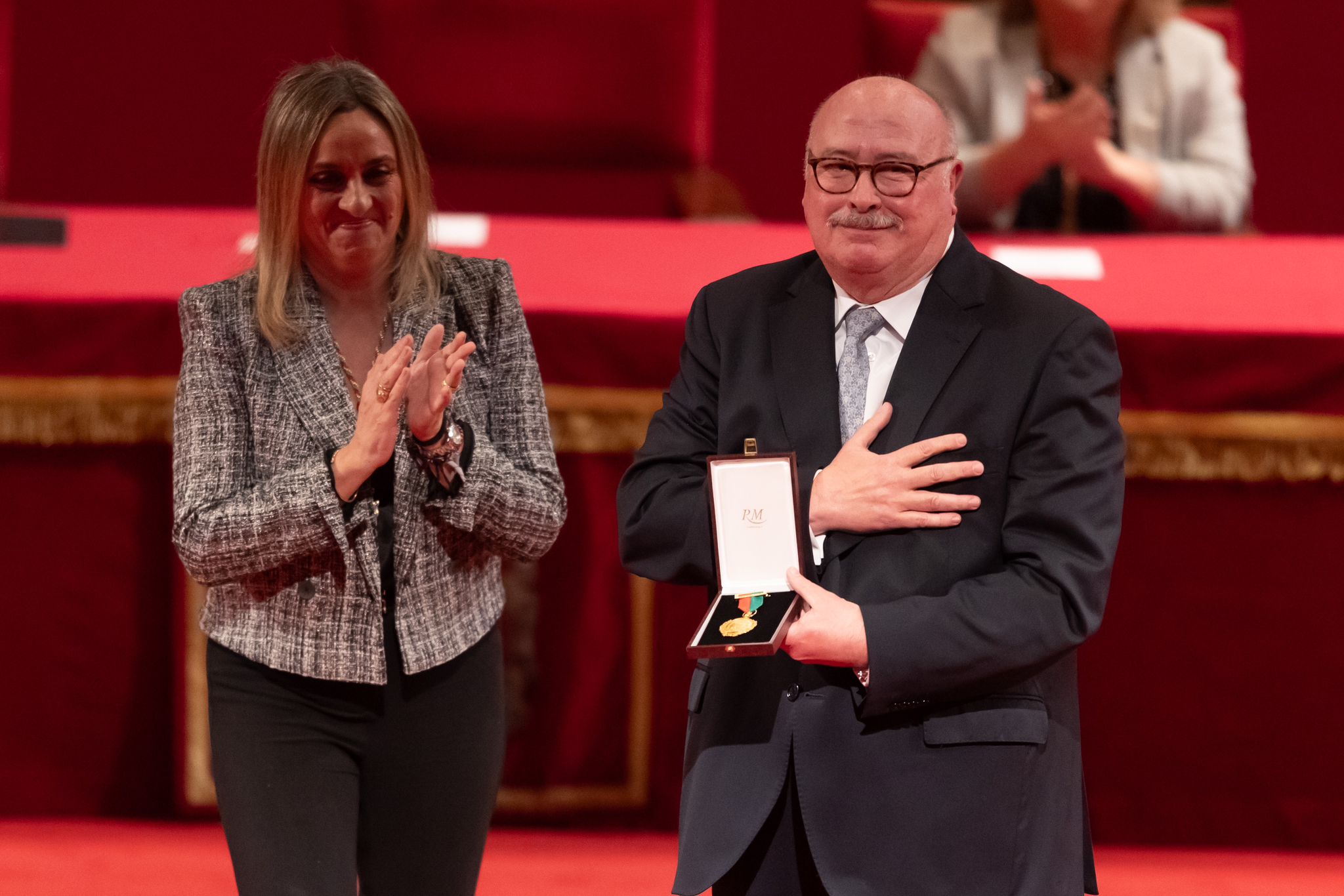 El director de IDEAL, Eduardo Peralta, agradece la distinción en presencia de la alcaldesa de Granada, Marifrán Carazo.