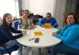 Rocío Moreno, Patricia Liébanas, Juan Manuel Olivares Melero y Pilar Martínez, López, con el cartel que sirve de base a la campaña.