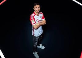 Bryan Zaragoza posa como nuevo futbolista del Bayern de Múnich.