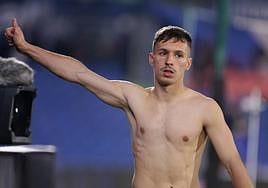 Bryan Zaragoza dio su camiseta tras el partido contra el Getafe en el Coliseum.