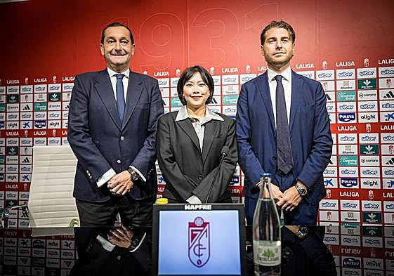 Alfredo García Amado, director general; Sophia Yang, presidenta; y Matteo Tognozzi, director deportivo, en la presentación del italiano.