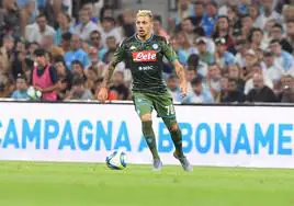 Gianluca Gaetano conduce un balón durante un partido en Italia.