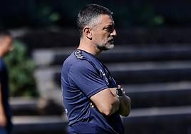 García Pimienta, durante un entrenamiento de su equipo.
