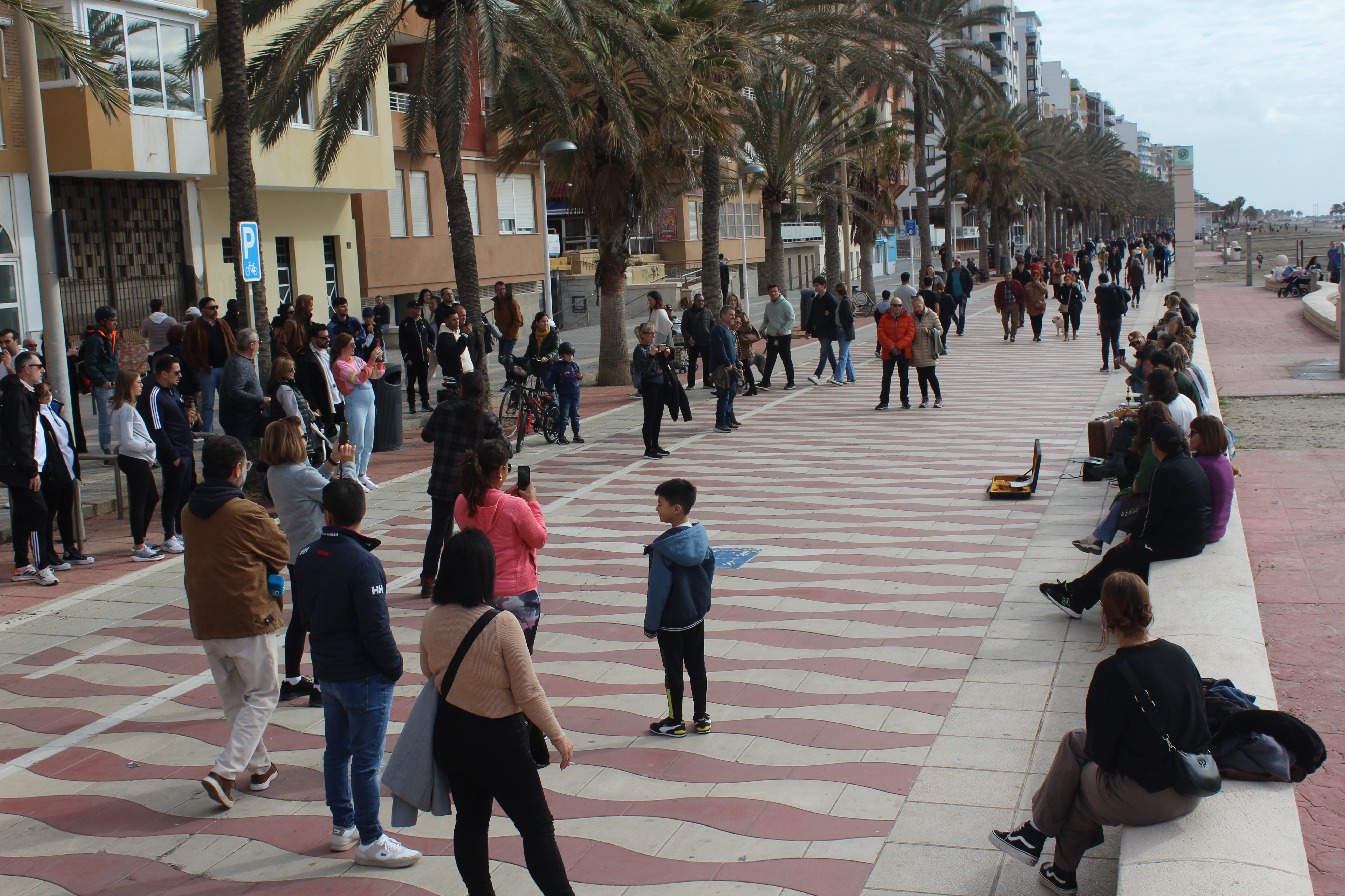 'The Grace's band' tiene buena audiencia en el Paseo Marítimo. Javier Cortés.