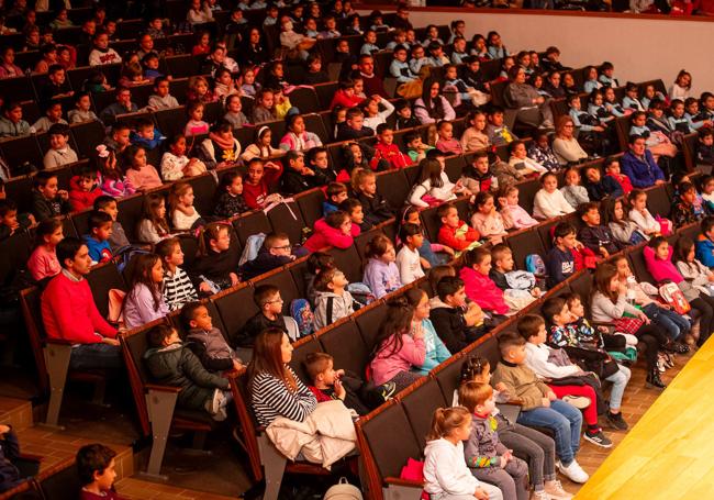 El joven público disfruta del espectáculo.