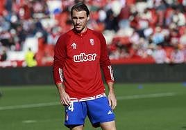 Ignasi Miquel, entre los suplentes antes del partido.