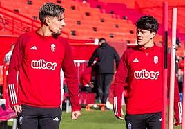Corbeanu y Pellistri, antes del entrenamiento previo al partido.