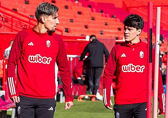 Corbeanu y Pellistri, antes del entrenamiento previo al partido.