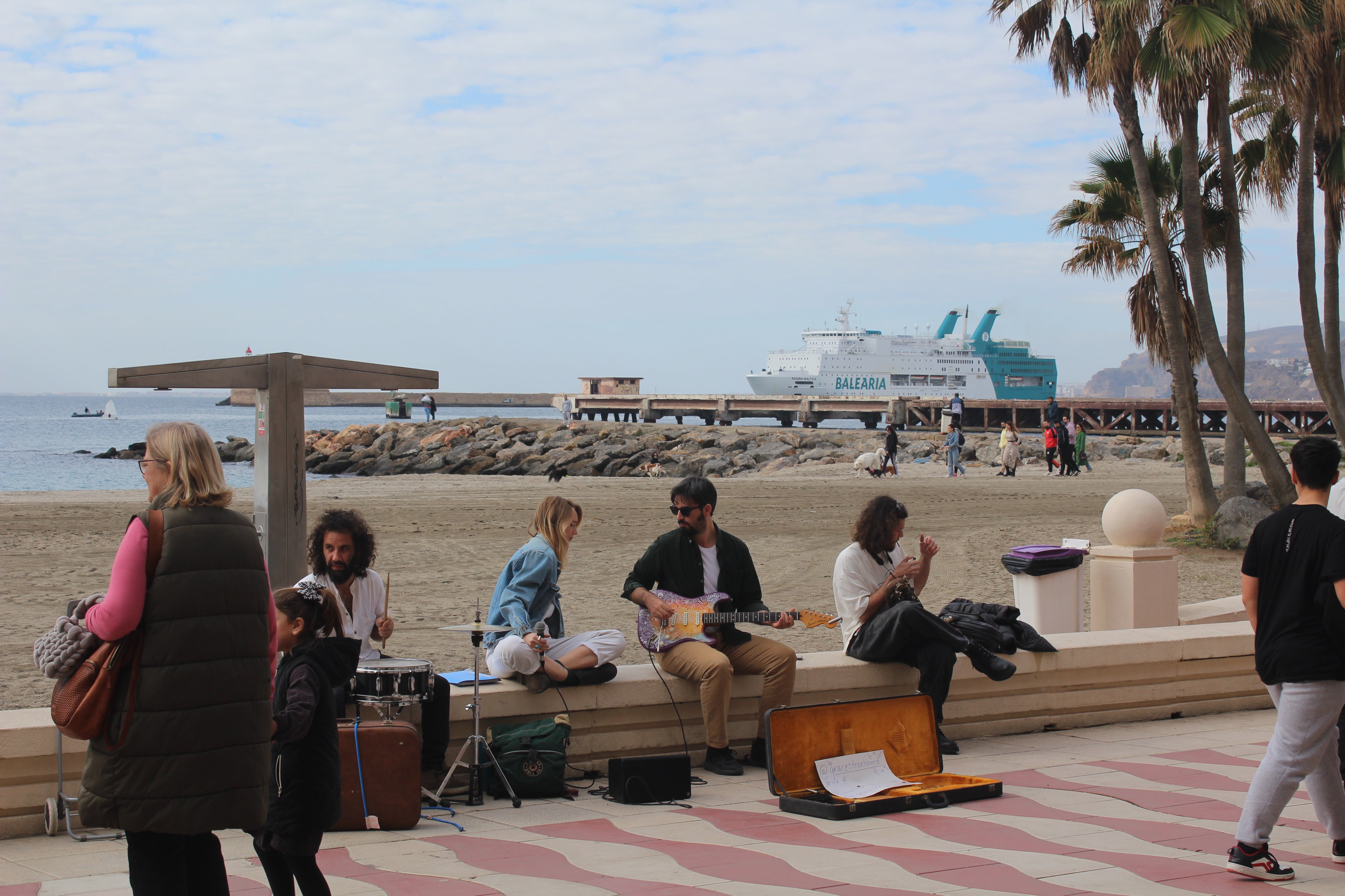 Da igual que haga un día soleado, nublado, haga frío o la noche anterior el grupo saliese de fiesta, por lo general, los domingos suelen estar en 'su rinconcito de jazz', cerca del Buono, en el que disfrutan de las mañanas.