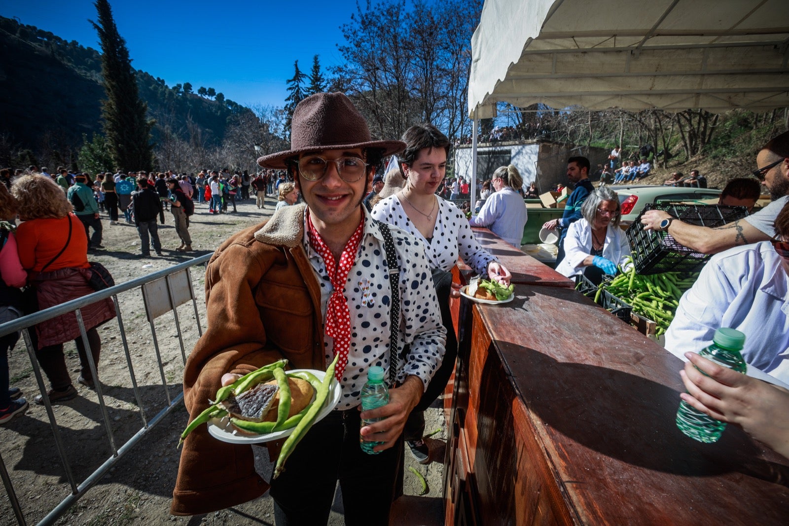 Las imágenes de la celebración de San Cecilio en Granada: salaíllas y habas para todos