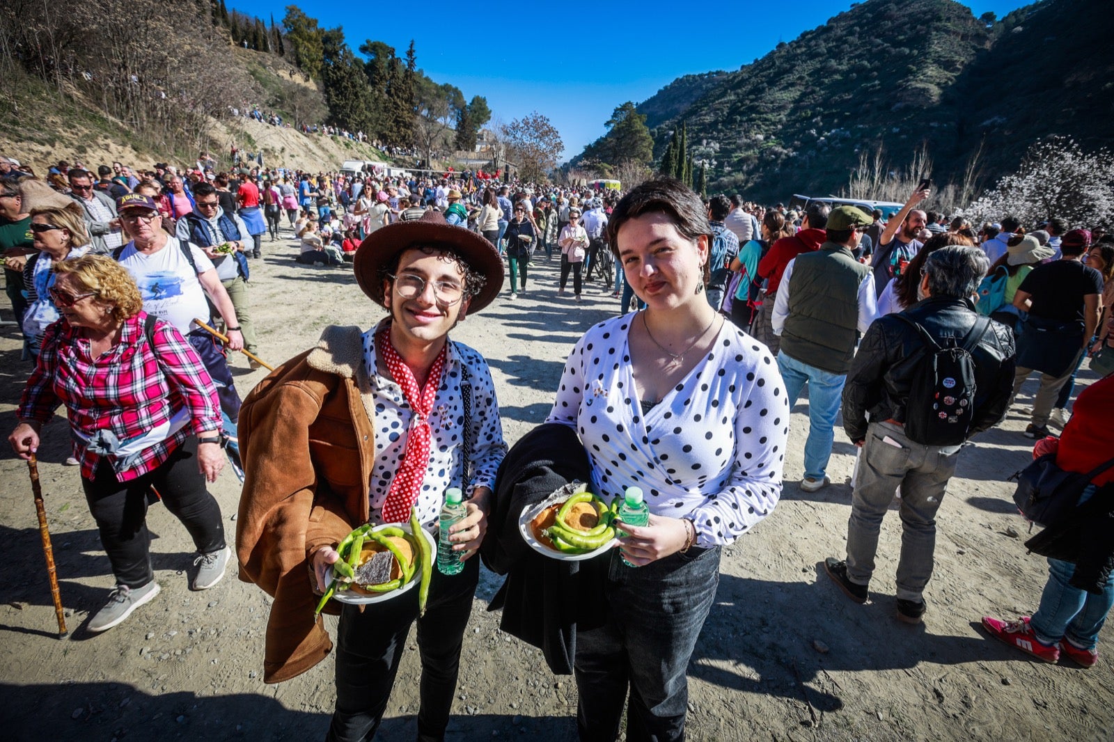 Las imágenes de la celebración de San Cecilio en Granada: salaíllas y habas para todos