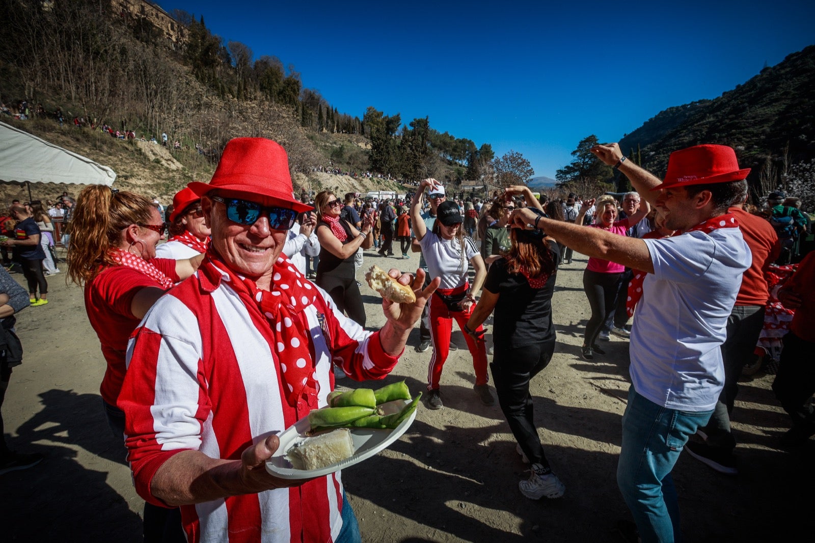 Las imágenes de la celebración de San Cecilio en Granada: salaíllas y habas para todos