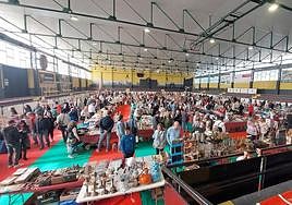 Visitantes a la nave en la que se ha desarrollado la feria.