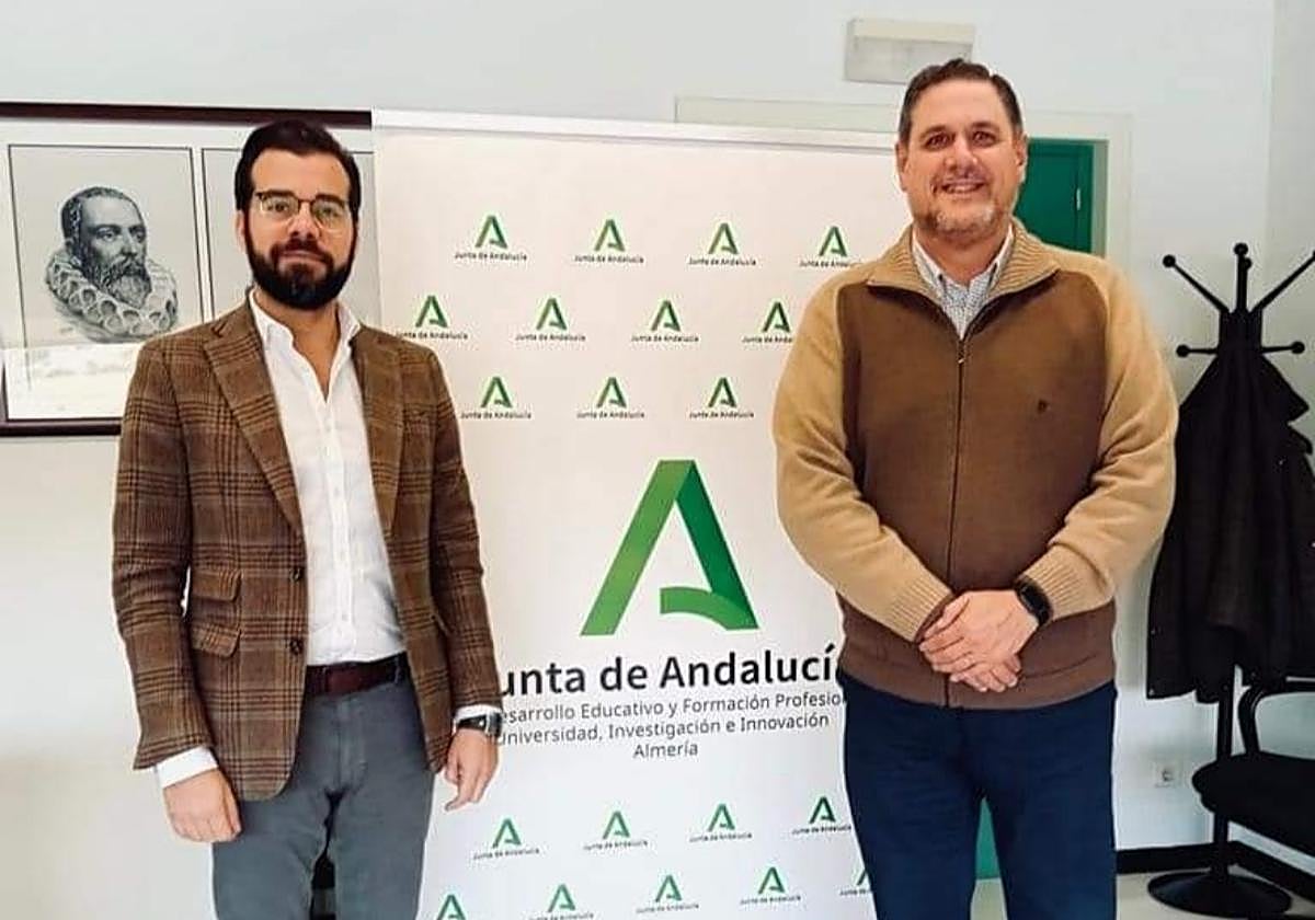 El alcalde de Enix, Álvaro Izquierdo, junto al delegado territorial de Educación de la Junta de Andalucía, Francisco Alonso.