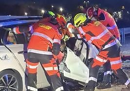 Instante en que los ocupantes del vehículo accidentado son sacados del mismo.