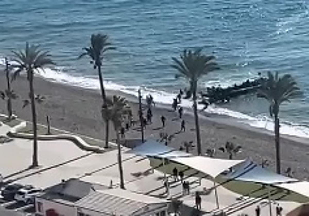 Los migrantes desembarcan en La Rábita.