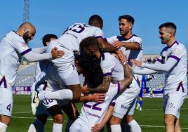 Victoria en casa. Alegría en los juadores blancos tras marcar ante el Arenas de Armilla en el Nuevo La Victoria.