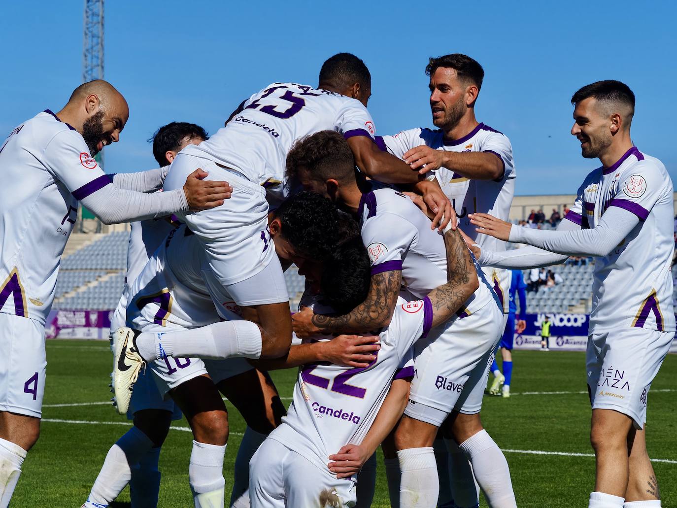 Victoria en casa. Alegría en los juadores blancos tras marcar ante el Arenas de Armilla en el Nuevo La Victoria.