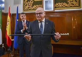 Manuel Fernández, con bastón de mando de la Subdelegación del Gobierno en Jaén.