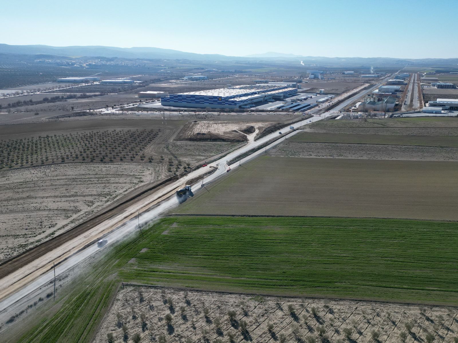 La nueva carretera de acceso al parque empresarial, con los desvíos provisionales en los laterales.