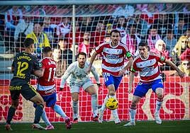 Sergio Ruiz, Ignasi Miquel y Myrto Uzuni protegen a Augusto Batalla en la frontal.
