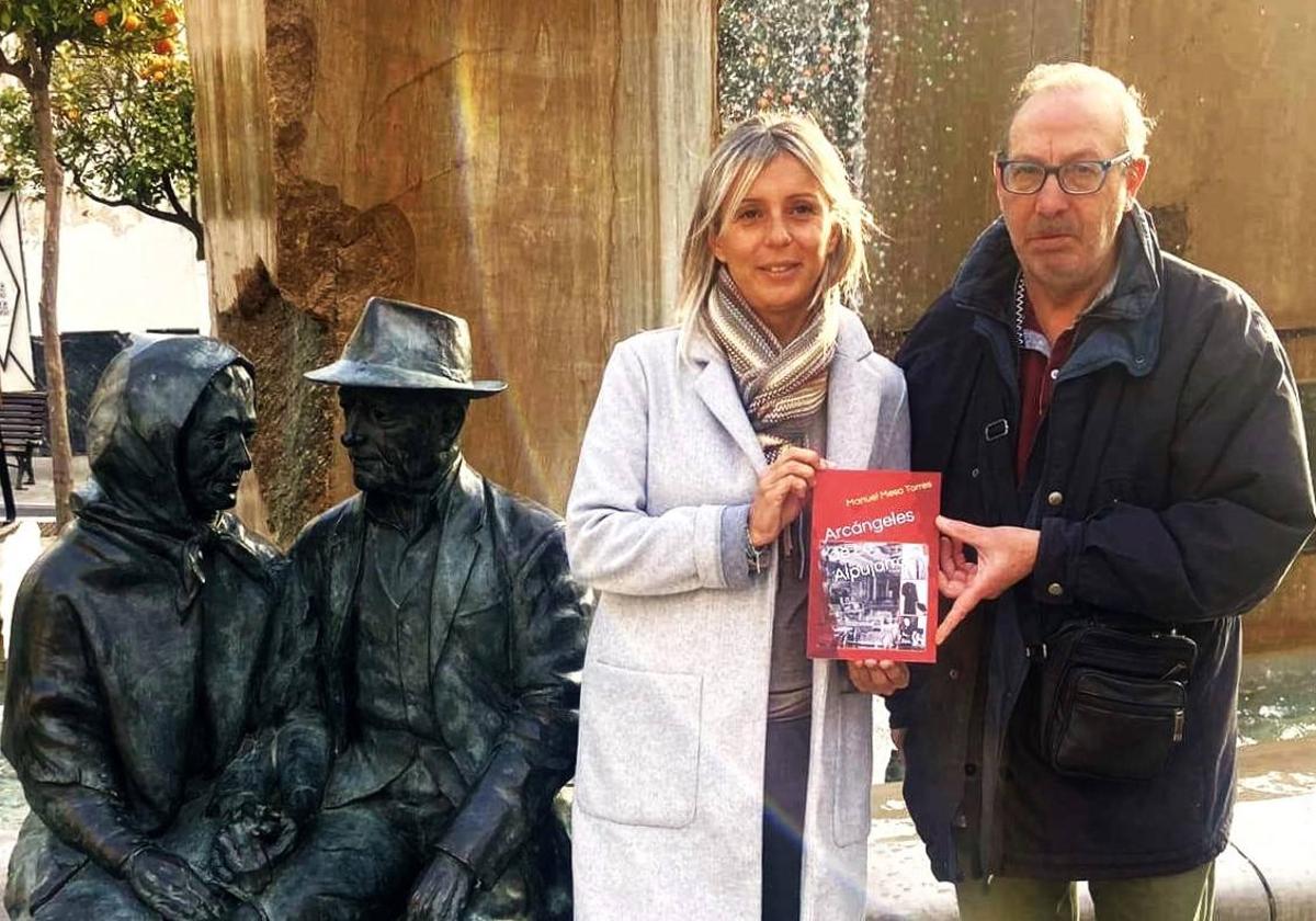 Manuel Mesa, con la concejala de Cultura del Ayuntamiento de Lanjarón, Antonia Romero.