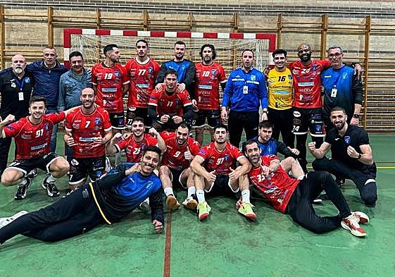 Los jugadores celebraron el triunfo en el Pabellón San Basilio