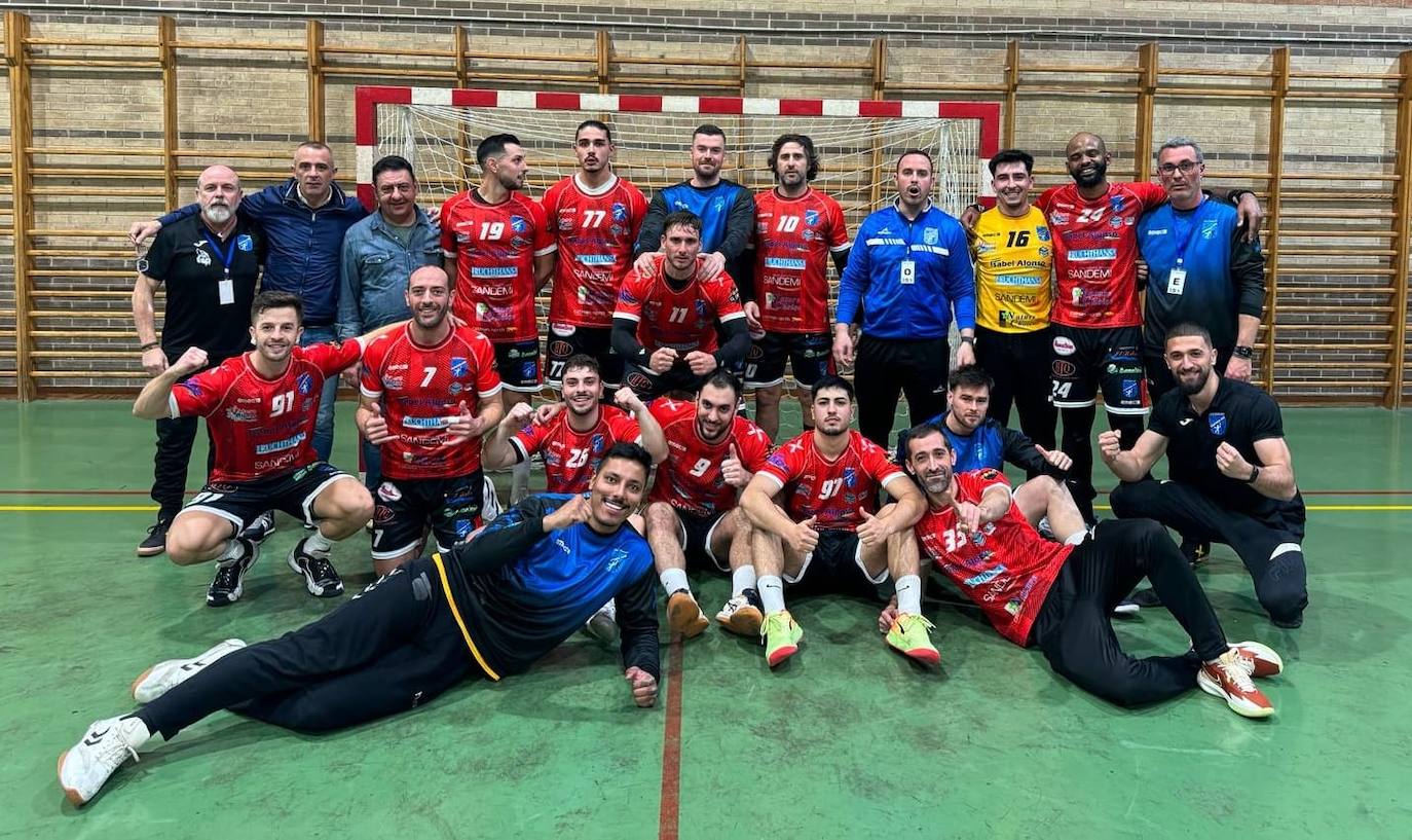 Los jugadores celebraron el triunfo en el Pabellón San Basilio