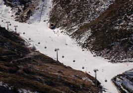 La infraestructura de Sierra Nevada permite mantener abierto la mitad del dominio esquiable.