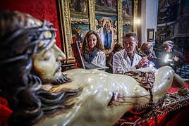 Alejandra Arroyo y Víctor Menguiano haciendo el chequeo al Cristo de José de Mora.