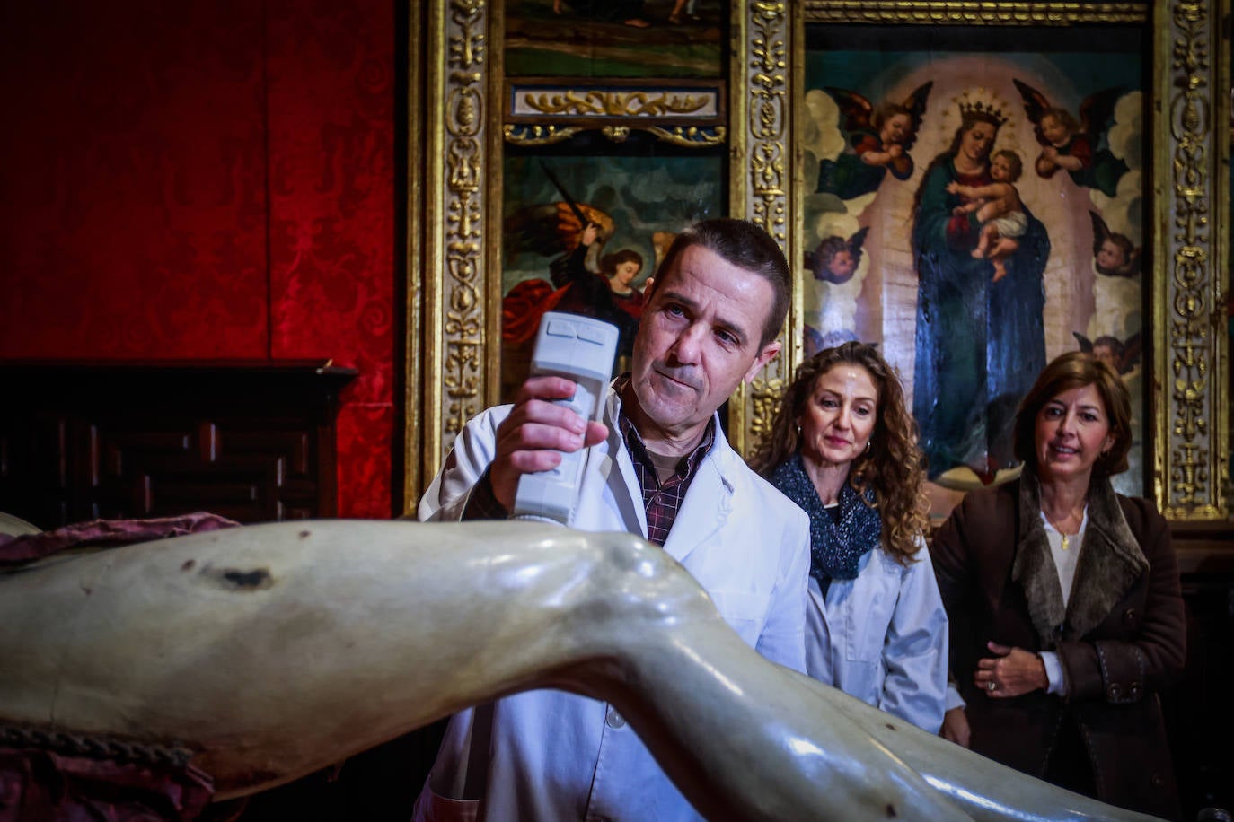 Examinando la capa pictórica.