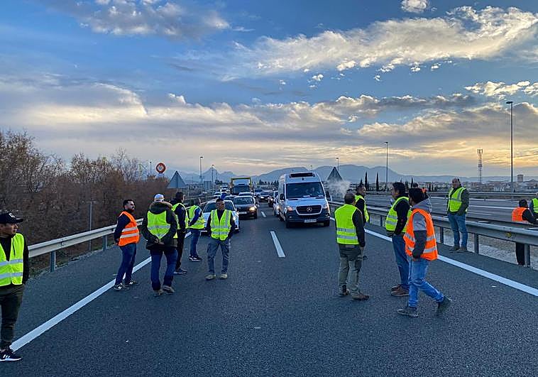 Hilera de tractores en Pinos Puente a primera hora de este martes