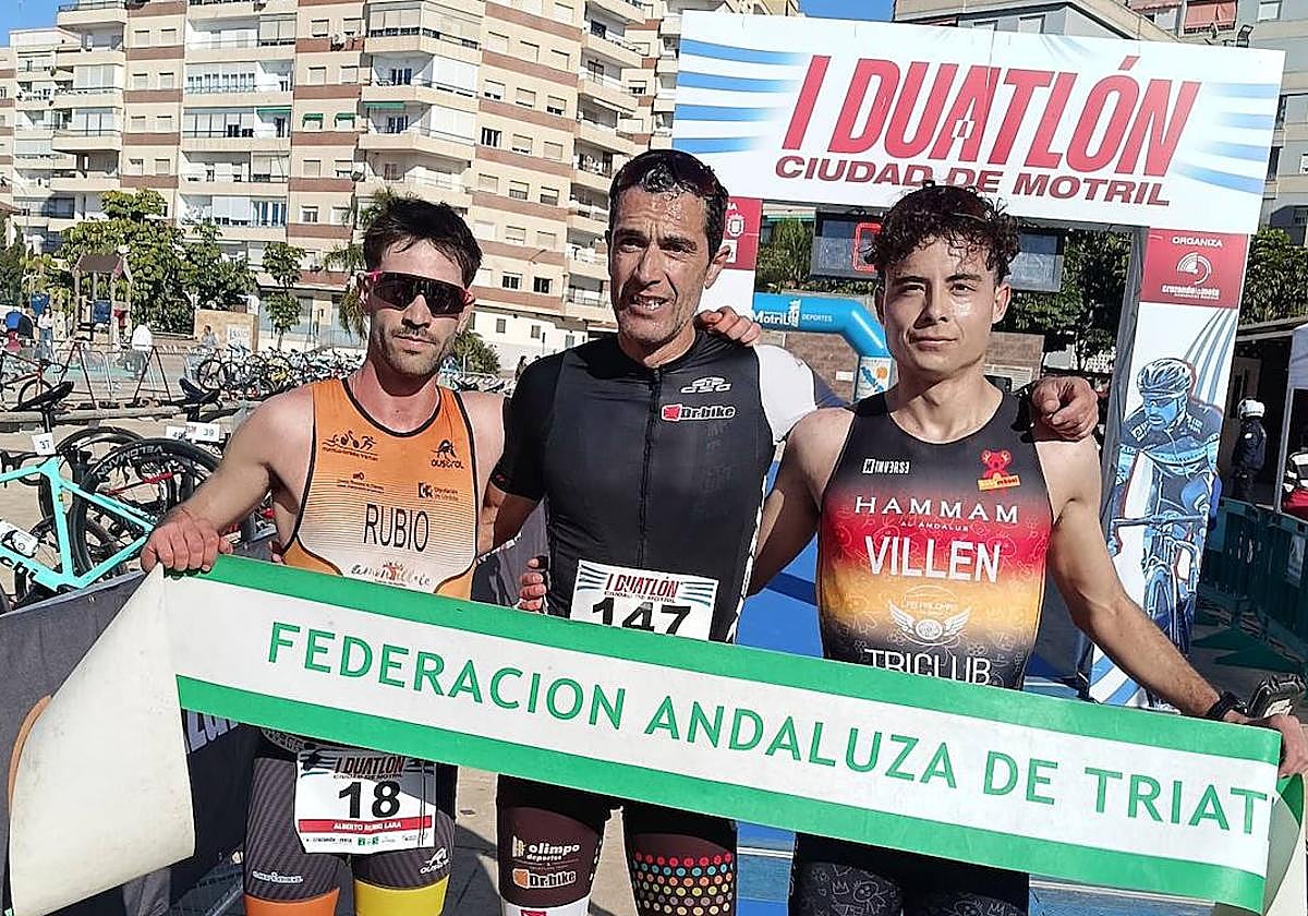 Los tres primeros de la general masculina posan a la finalización de la prueba.