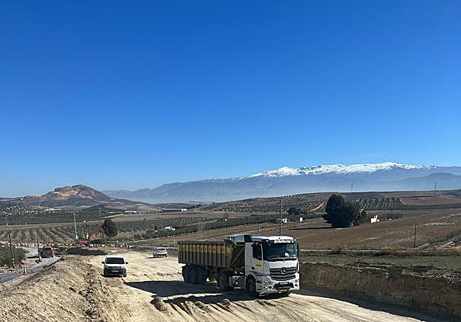 Un camión a pie de obra.