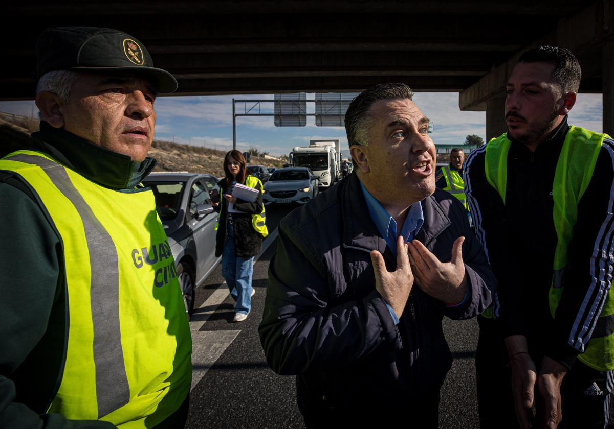 Enfrentamiento entre un conductor que iba a un funeral y los manifestantes.