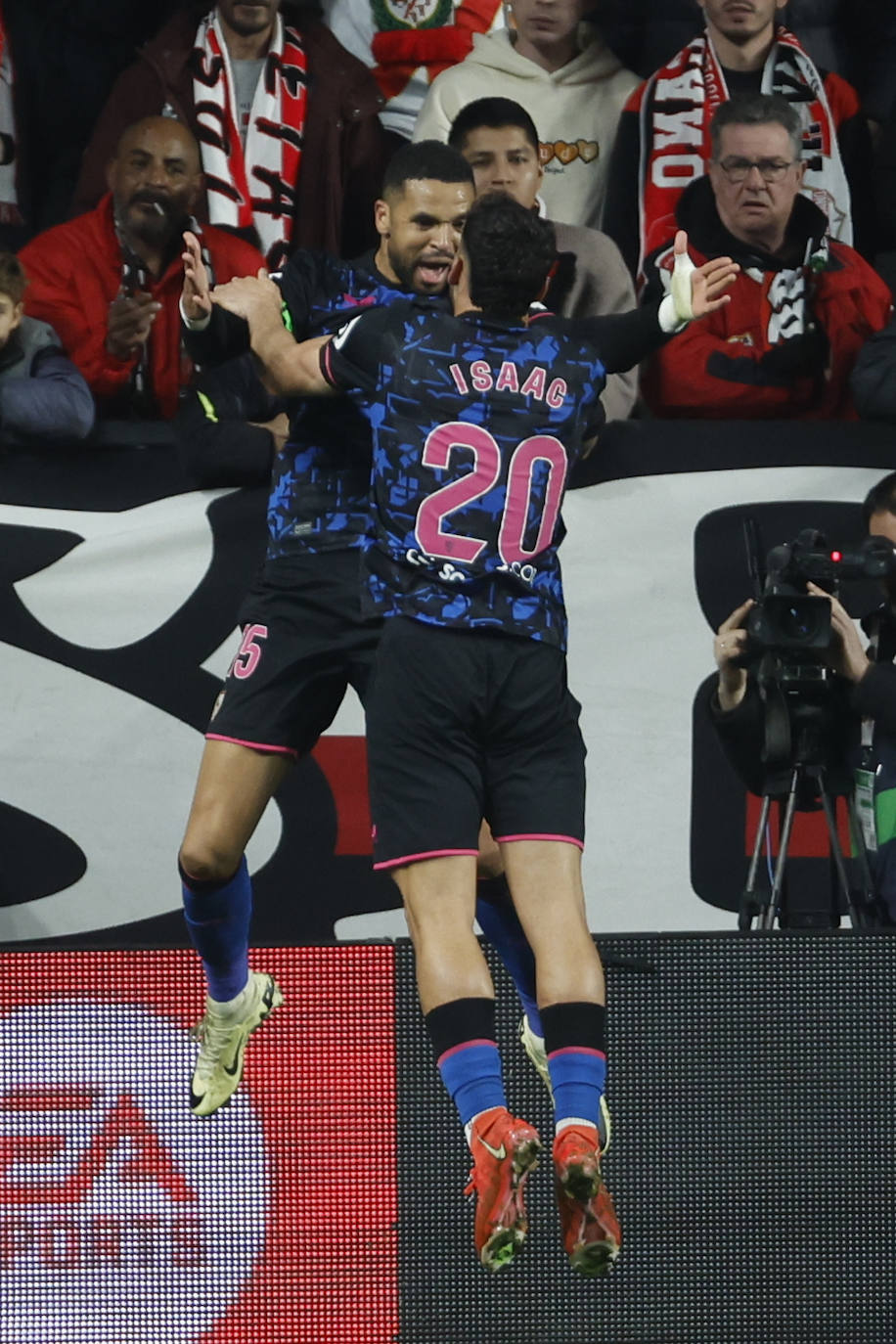 Celebración de En-Nesyri e Isaac en Vallecas.