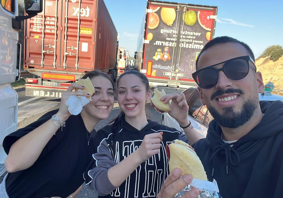 Manolo Cantos, trabajador del aeropuerto de Málaga, junto a Elisa y Lola, sus acompañantes de BlaBlaCar.