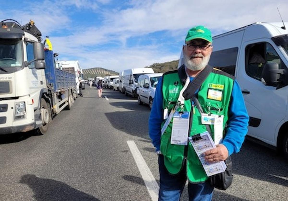 Un vendedor de la ONCE en pleno atasco por la huelga de agricultores.