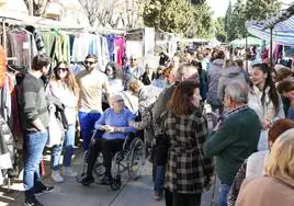 Afluencia de público al mercadillo solidario en Villacarrillo.