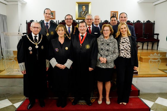 Manuel Ramírez, junto a su mujer y sus cinco hijos y los representantes de la Abogacía española y granadina.