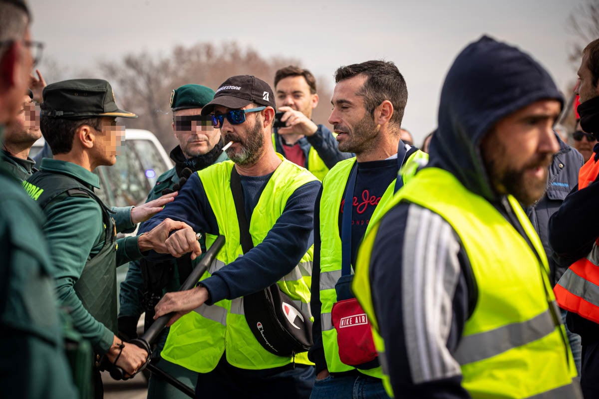Las imágenes del enfrentamiento entre agricultores y Guardia Civil en Granada